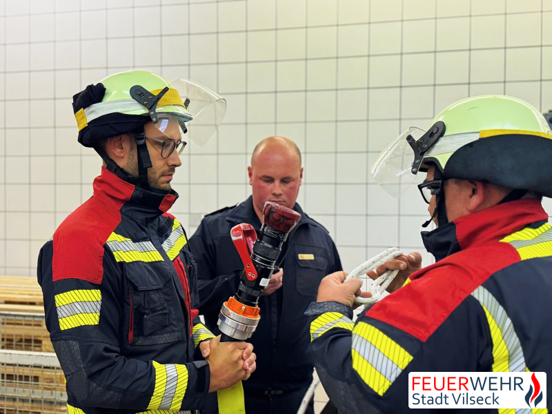 FSV - zwei Feuerwehrmänner bei der Abnahme